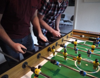 Gemeinsames Tischfußballspiel